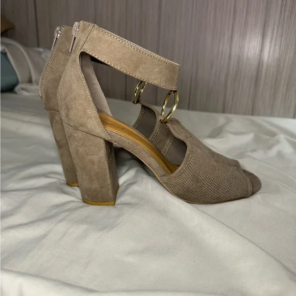 Qupid Sexy Sandals Taupe Size 7 - Picture 6 of 7